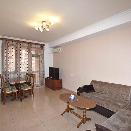 Armenak Apartment In Aram Str Ереван Екстериор снимка