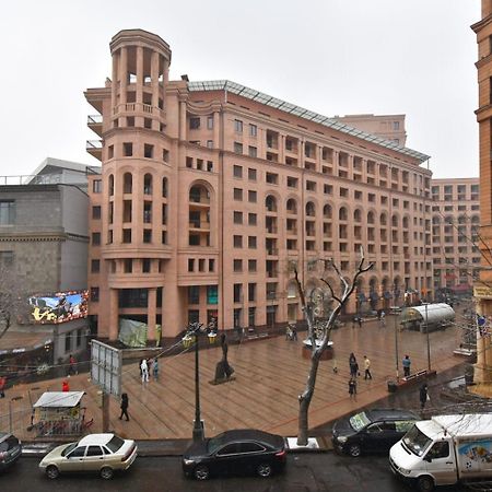 Armenak Apartment In Aram Str Ереван Екстериор снимка
